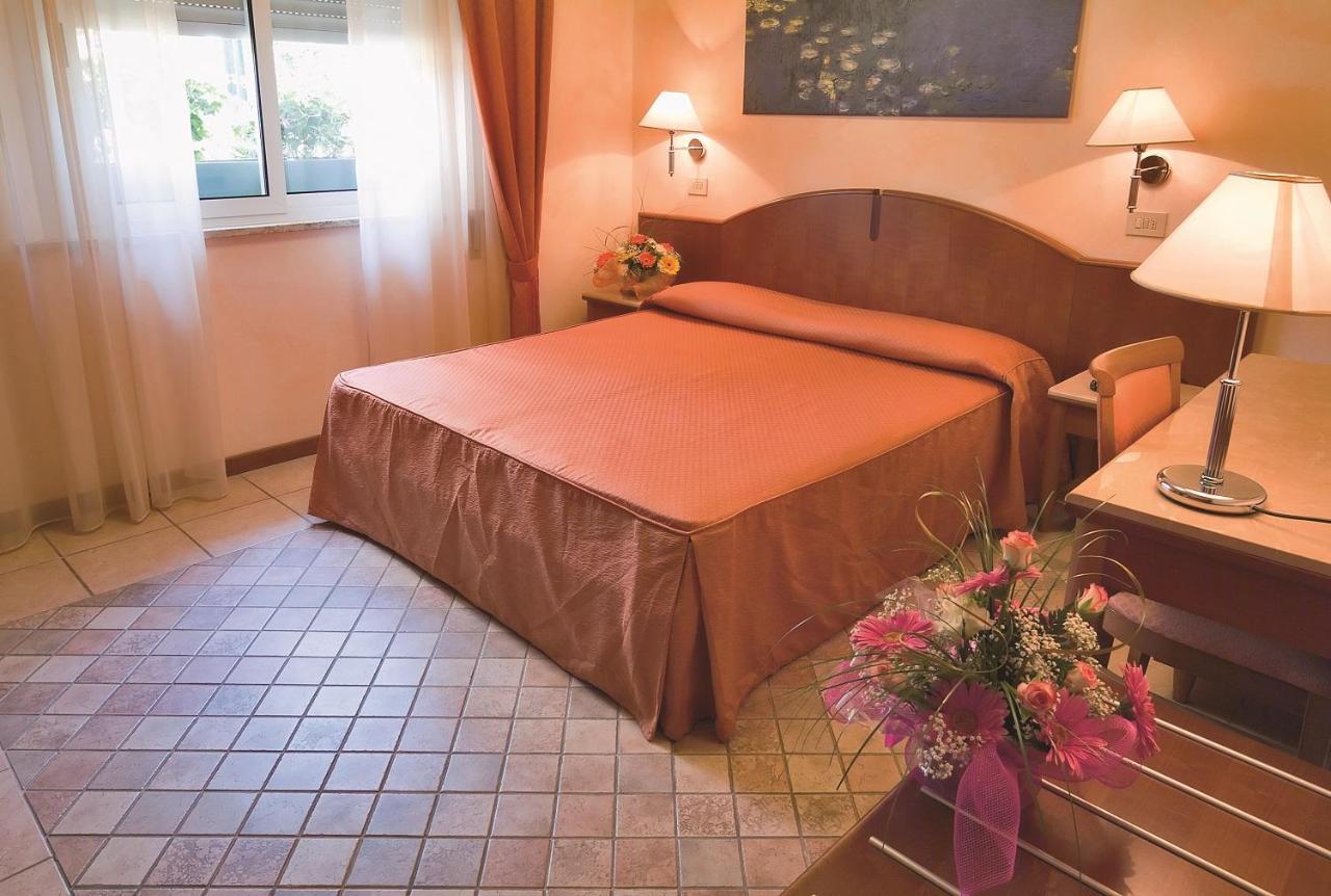 Hotel Rosalba - Valentini Family Village ベラーリア・イジェア・マリーナ エクステリア 写真