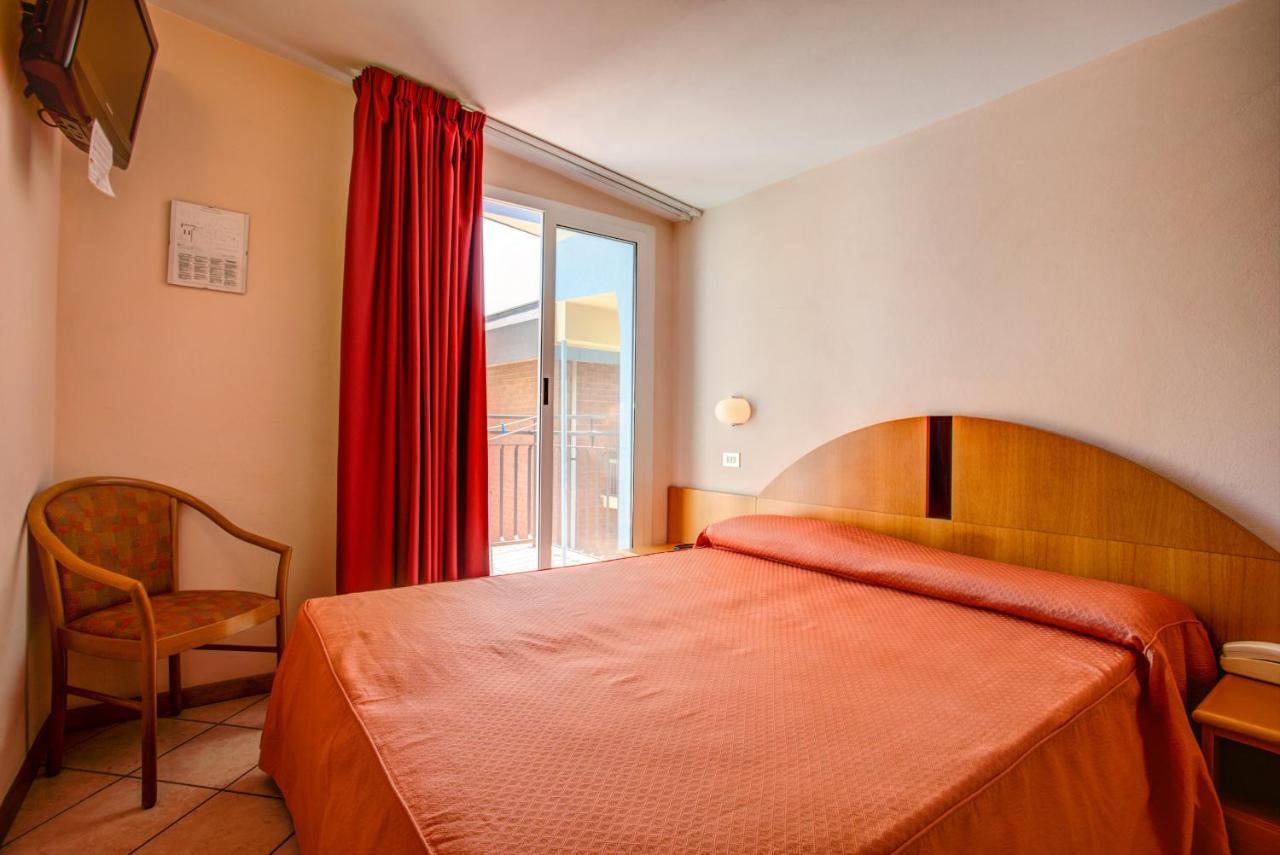 Hotel Rosalba - Valentini Family Village ベラーリア・イジェア・マリーナ エクステリア 写真