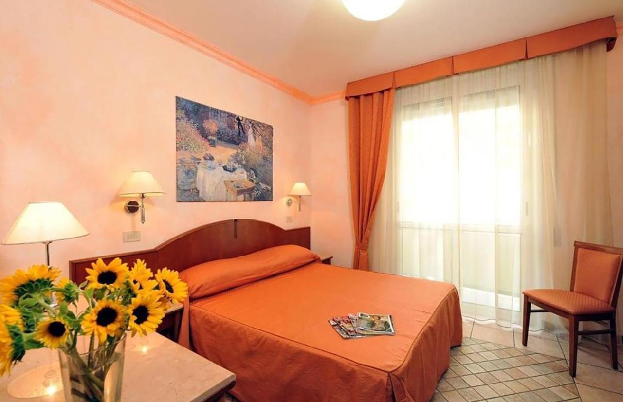 Hotel Rosalba - Valentini Family Village ベラーリア・イジェア・マリーナ エクステリア 写真
