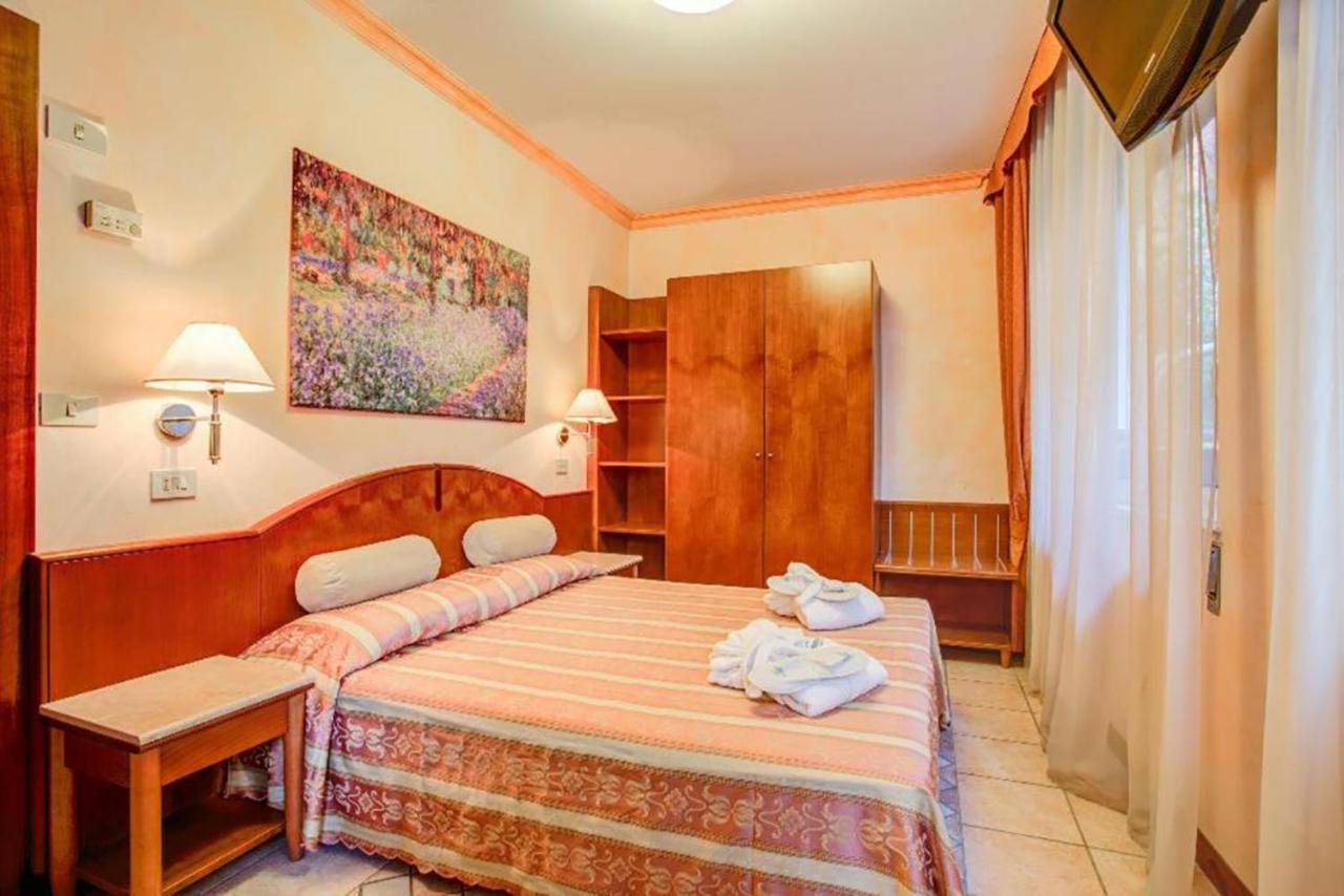 Hotel Rosalba - Valentini Family Village ベラーリア・イジェア・マリーナ エクステリア 写真