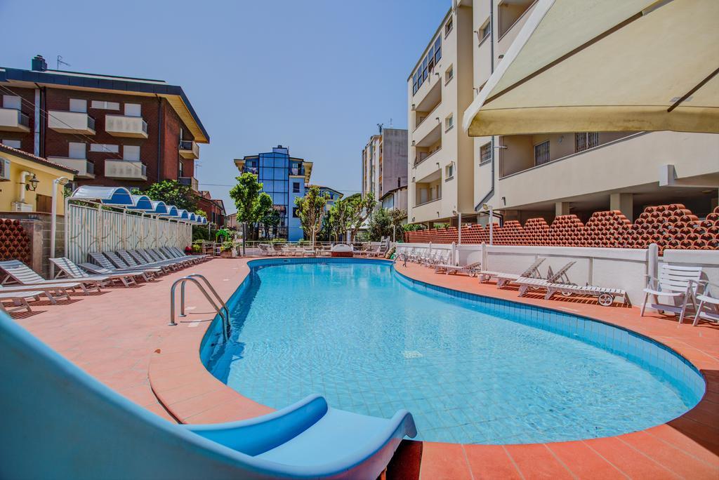 Hotel Rosalba - Valentini Family Village ベラーリア・イジェア・マリーナ エクステリア 写真