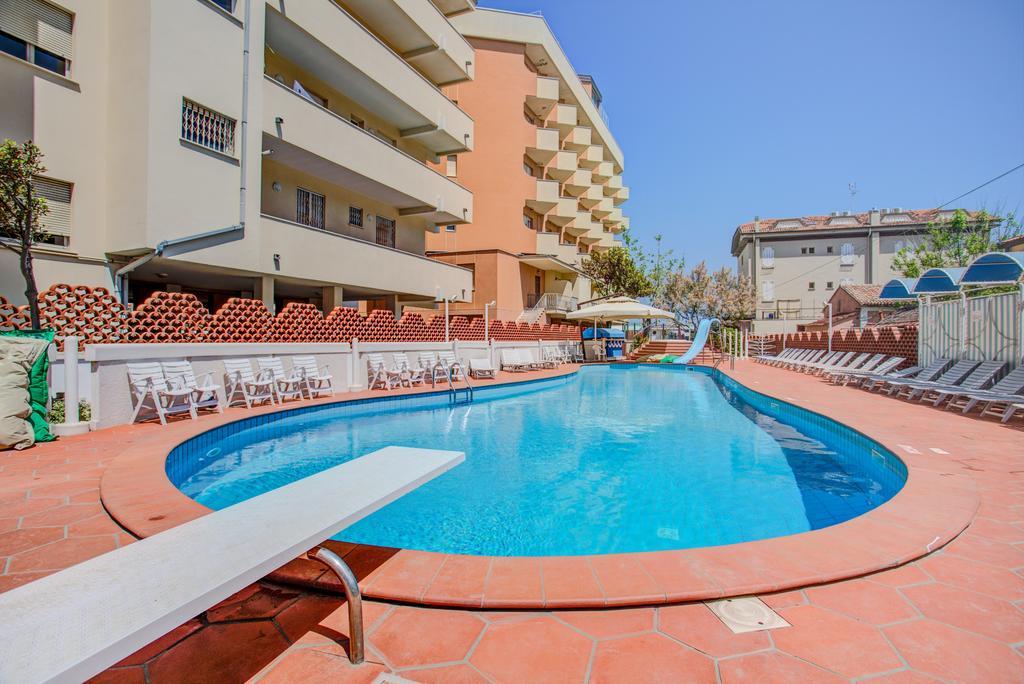 Hotel Rosalba - Valentini Family Village ベラーリア・イジェア・マリーナ エクステリア 写真